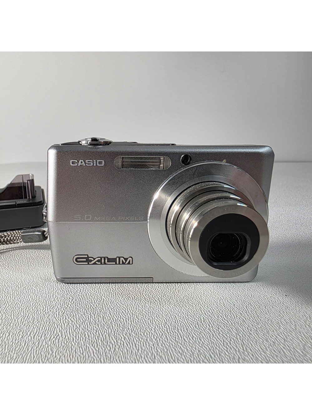 Casio Exilim EX-Z500 5.0MP Digital Camera, Silver W/Battery Charger SD- Tested